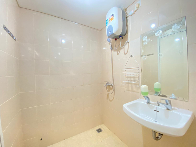Bathroom 3, Modern Look 1BR Parahyangan Residence By Travelio, Bandung