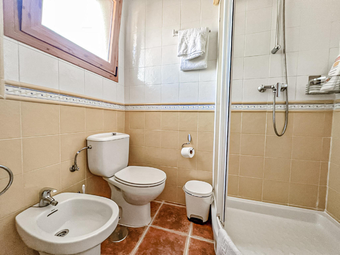 3, Stunning Private Villa with Sea Views, Pool, and Sun-Drenched Terrace, Málaga
