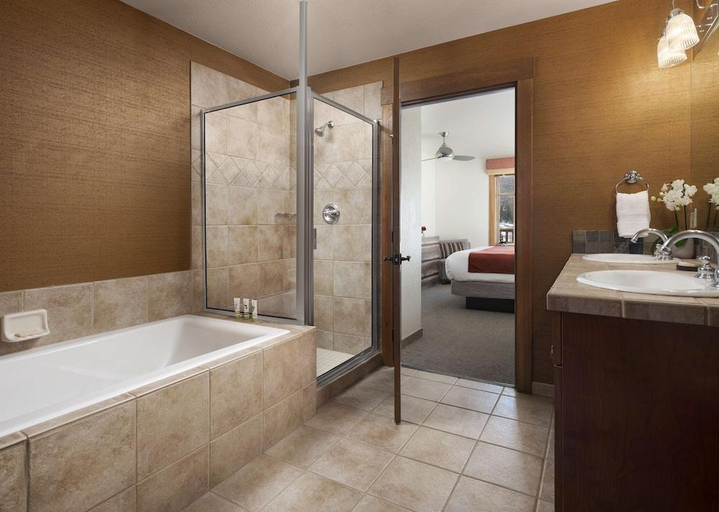 Bathroom 4, Main Street Station, Summit