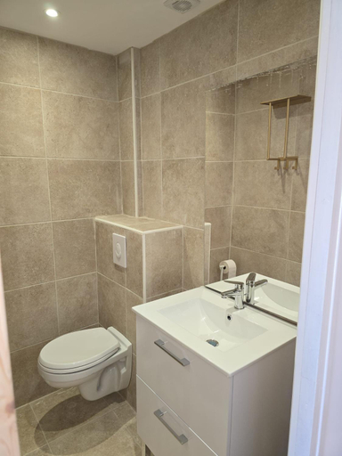Bathroom 2, Les Saladelles, Bouches-du-Rhône
