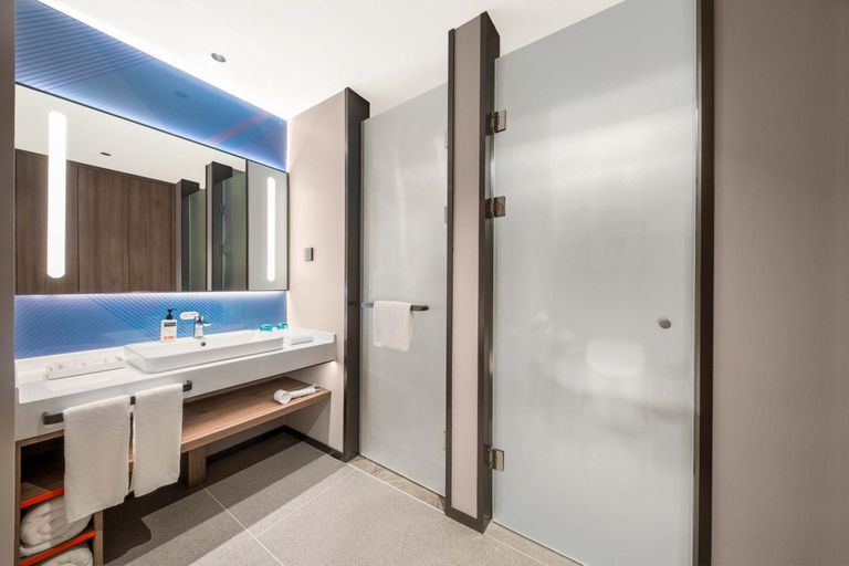 Bathroom 5, Holiday Inn Express LVLIANG XING COUNTY by IHG, Luliang
