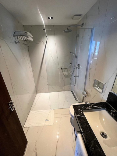 Bathroom 5, B&C Hotel, Merkez