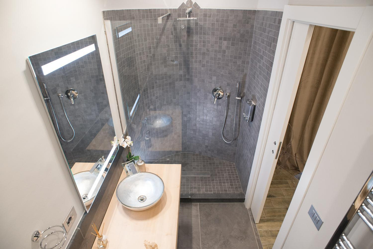 Bathroom 2, Gio Gala Relais, Messina