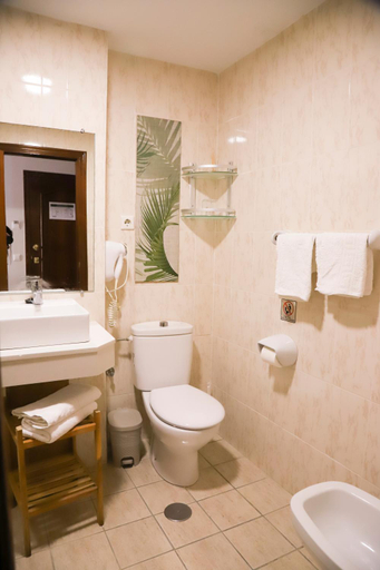 Bathroom 4, Hostal Cuevas, Málaga