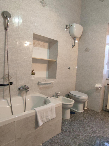Shower 5, Il Cortile, Napoli