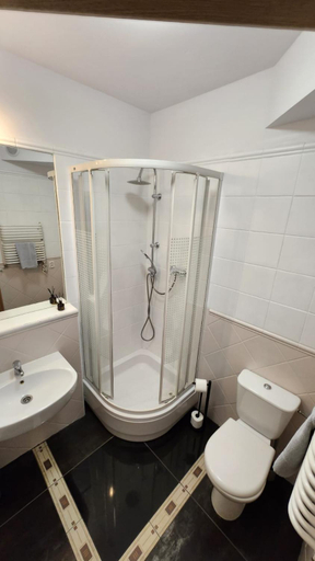 Bathroom 2, Wichrowe Wzgorza, Jelenia Góra