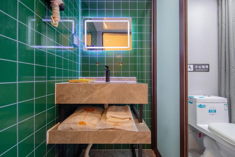 Bathroom 5, 7 Days Inn Weihai High-Speed Railway & Bus Station, Weihai