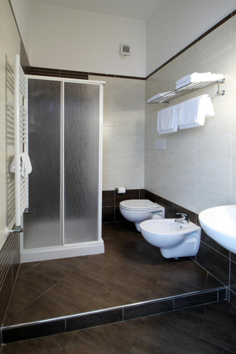 Bathroom 3, Green Wave, Bari