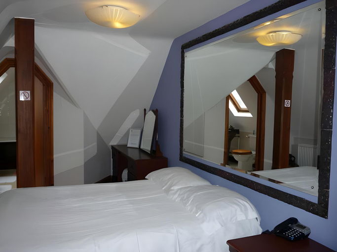 Bedroom 2, The Madonna Halley Hotel, London