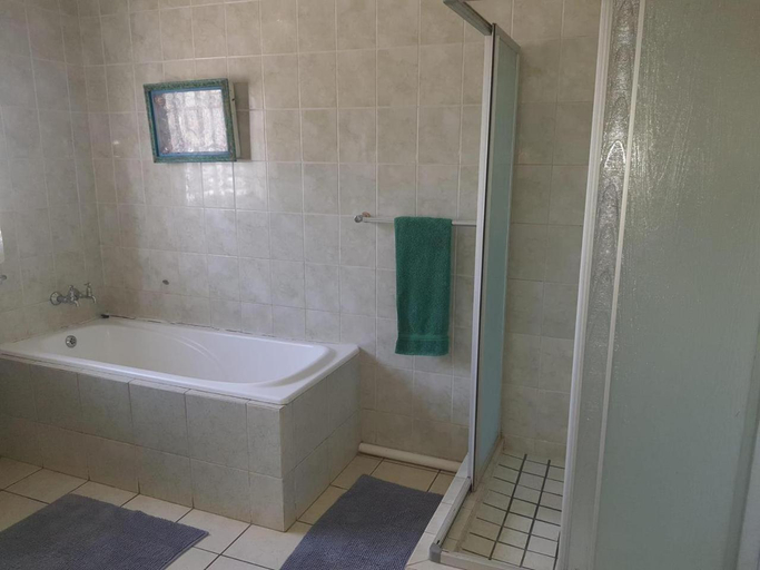 Bathroom 3, Cynthias Country House, Bojanala