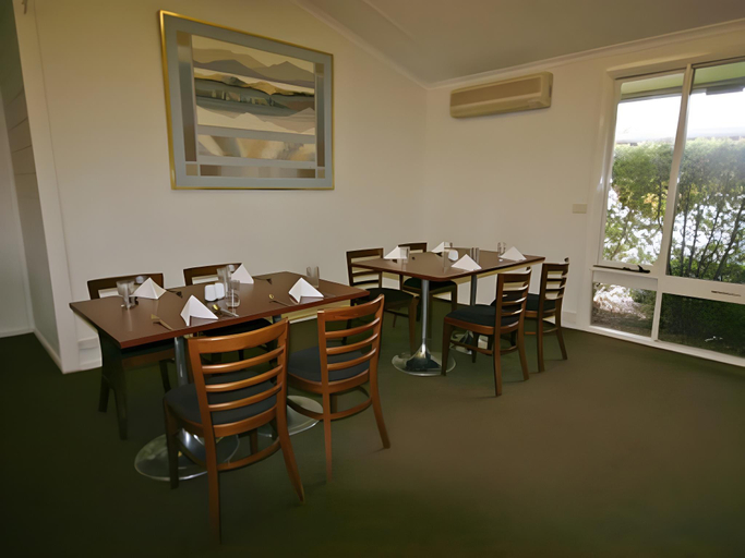 Food & Drinks 4, Red Cedars Motel, Canberra