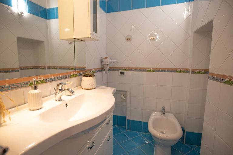 Bathroom 2, Re Tancredi Apartment, Palermo
