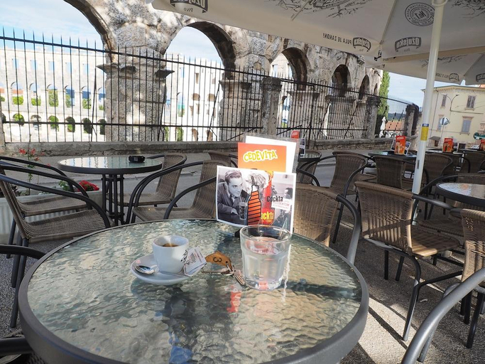 Food & Drinks, Captain Emo City Apartments, Pula
