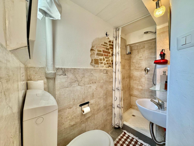 Bathroom, Maison Sarraj, Parma