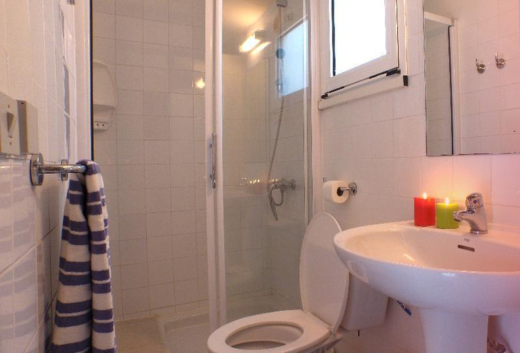 Bathroom 3, VVF Villages Montagnac, Hérault