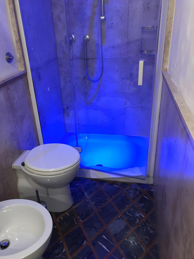 Bathroom 5, Hotel Europeo, Napoli