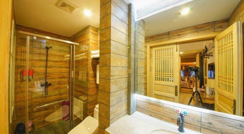 Bathroom 5, Pi Pa Hotel, Datong