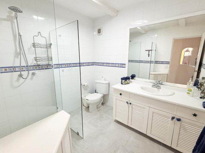 Bathroom 4, Amazing Beach Oceanfront ground floor apartments 1 or 2 bedrooms Brisas Shores, Benito Juárez