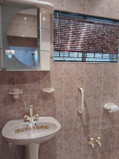 Bathroom 5, Protea Guest house, Uthukela