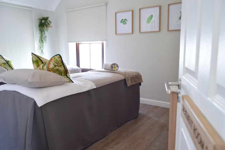 Bedroom 3, Winelands Golf Lodges 33, Cape Winelands