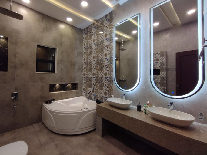 Bathroom 4, Emerald Villa Swat by Khan Familia Travels, Malakand