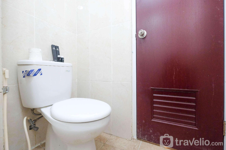 Bathroom 4, Minimalist Studio @ Taman Melati Apt By Travelio, Depok