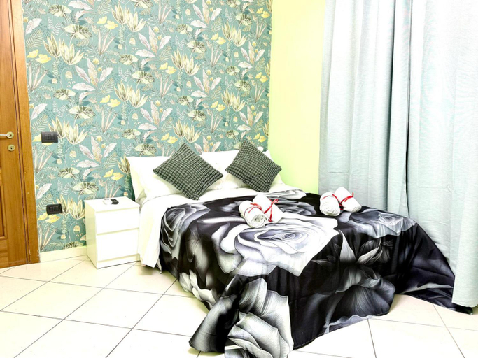 Bedroom 2, Zobeide - Next stop Colosseum, Rome