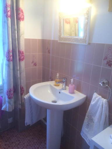 Bathroom, La Maison de Lavande, Vienne