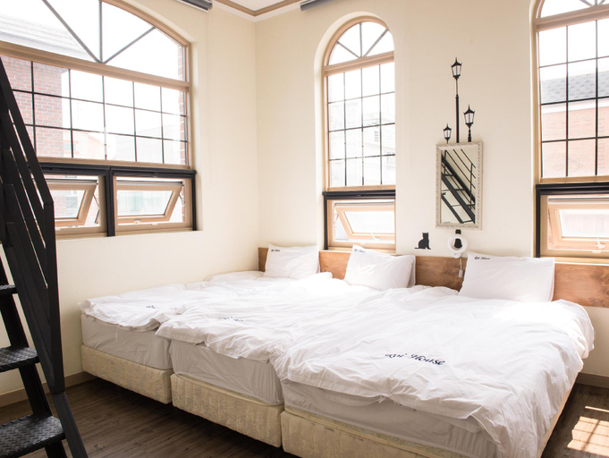 Bedroom 3, Hongdae House, Mapo