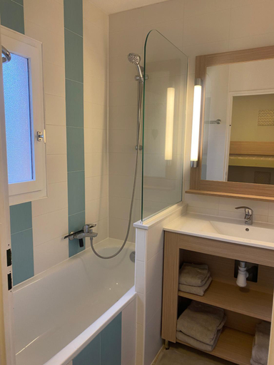 Bathroom, Charmant studio tout equipe, Var