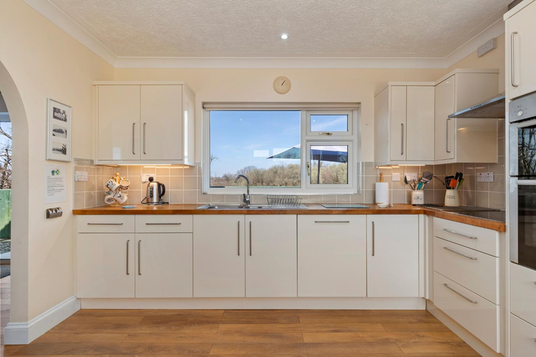 Facilities 4, Honeyfield Lodge - Spacious Cottage Rural Views, Pembrokeshire