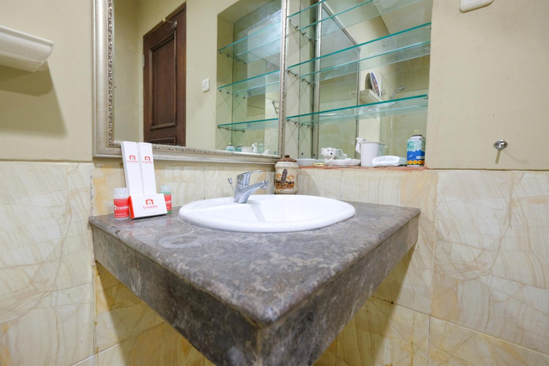 Bathroom 2, Spacious 2BR Bellezza Apartment By Travelio, Jakarta Selatan