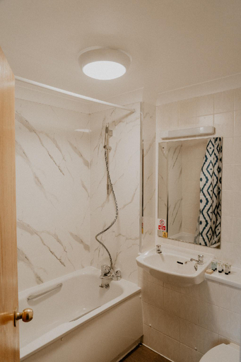 Bathroom 4, Prince of Wales Hotel, Gloucestershire