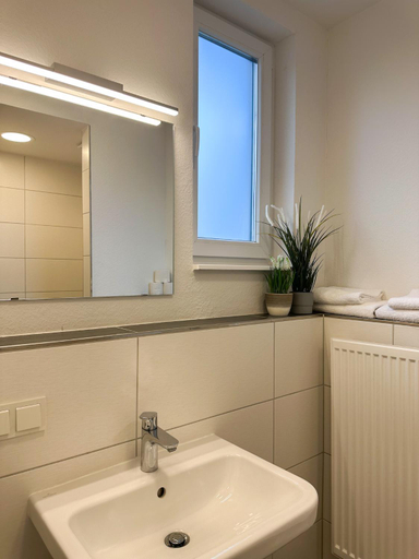 Bathroom 3, Longhouse Aparthotel, Offenbach
