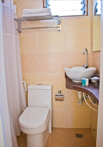 Bathroom 5, Caluwayan Palm Island Resort and Restaurant, Marabut