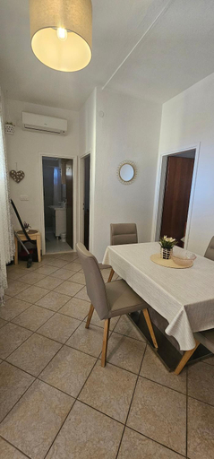 Others 4, Apartmani FANI, Supetar