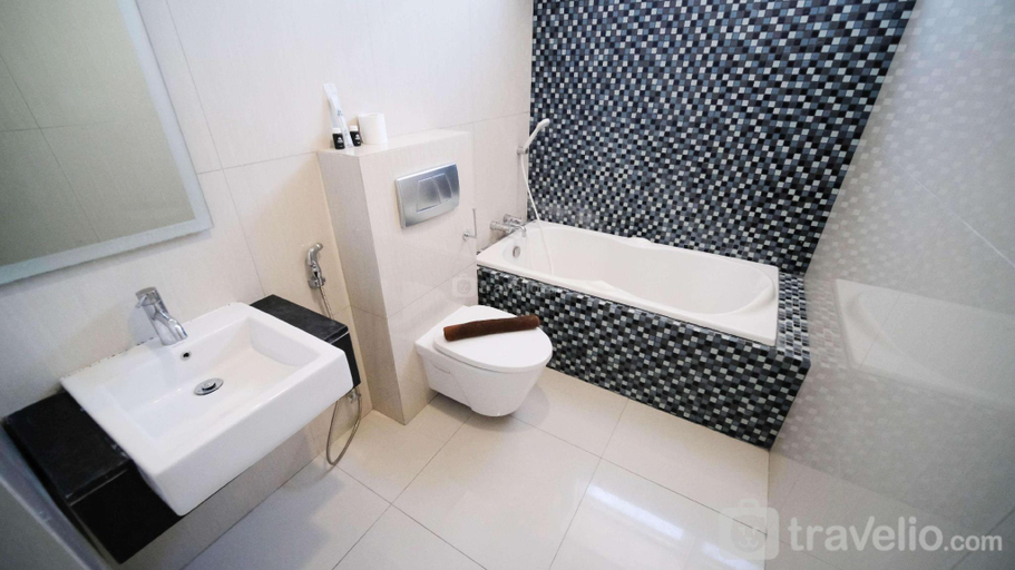 Bathroom 2, Spacious 2BR at The Via and The Vue By Travelio, Surabaya