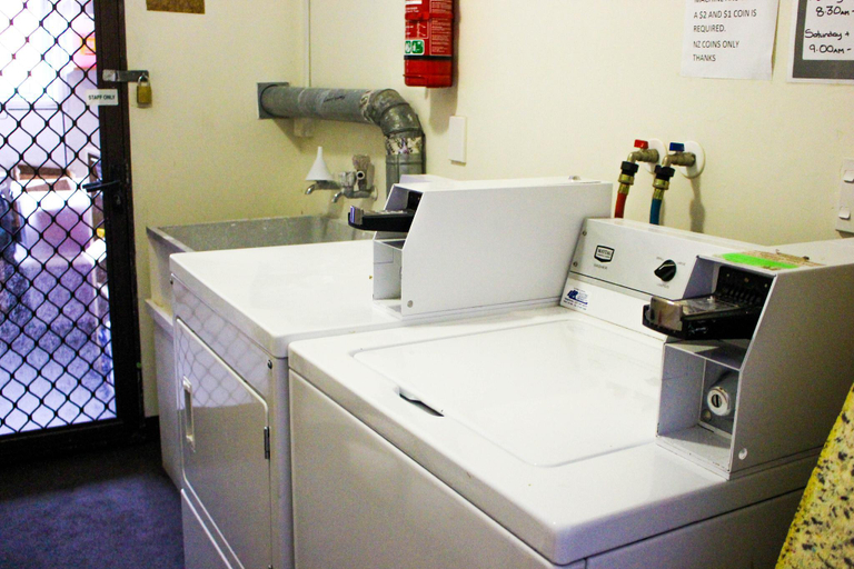 Bathroom 4, Microtel Backpackers, Hamilton