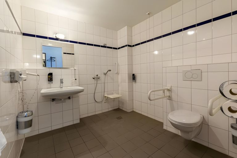 Bathroom 5, a&o Munich Laim, München