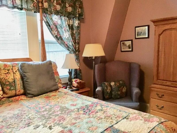 Bedroom 2, Brookview Manor Inn, Monroe