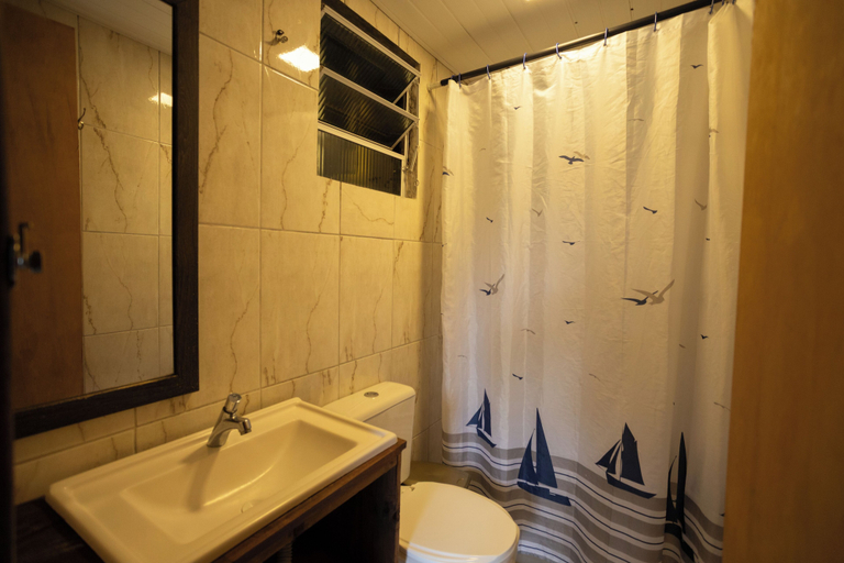 Bathroom 4, Maré Alta Guest House, Paranaguá
