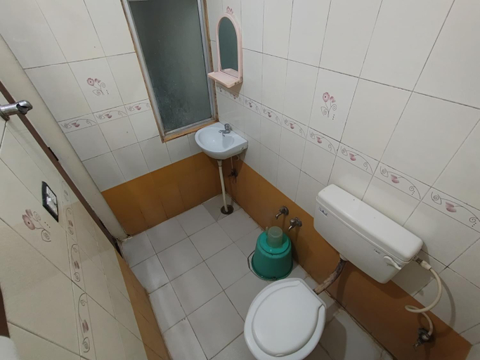 Bathroom 5, hotel Vijaya palace, Bangalore