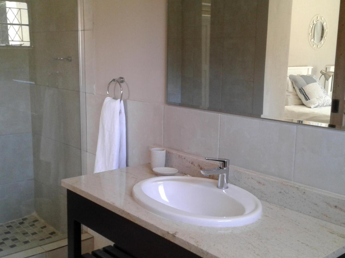 Bathroom 3, Ledges Retreat, Uthukela