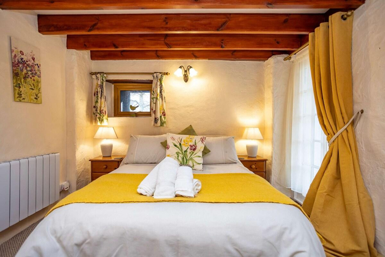 Bedroom 2, The Stable - One Bedroom Apartment - St Florence, Pembrokeshire