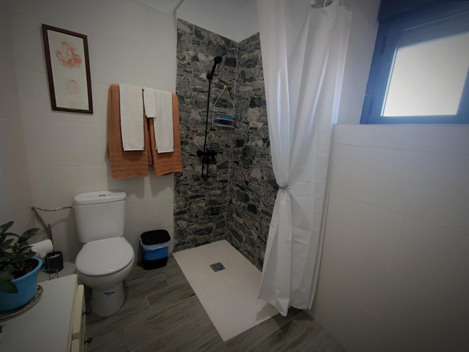 Bathroom 2, 25 de Abril, Cáceres