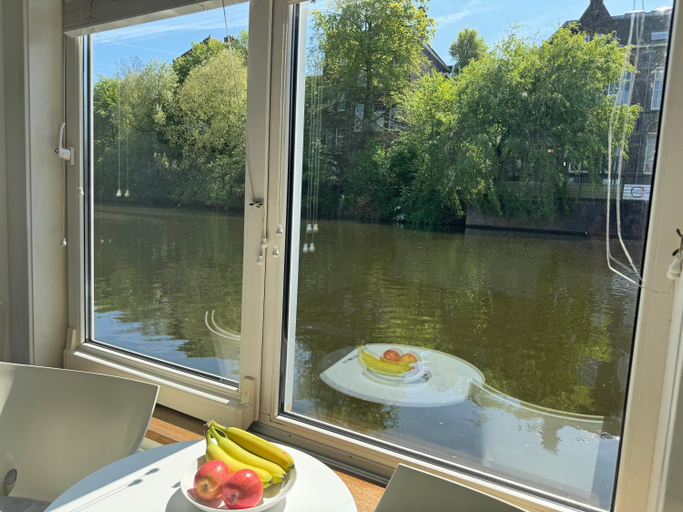 Others 4, Peaceful room on a houseboat in the city centre, Amsterdam