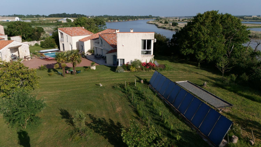Exterior & Views