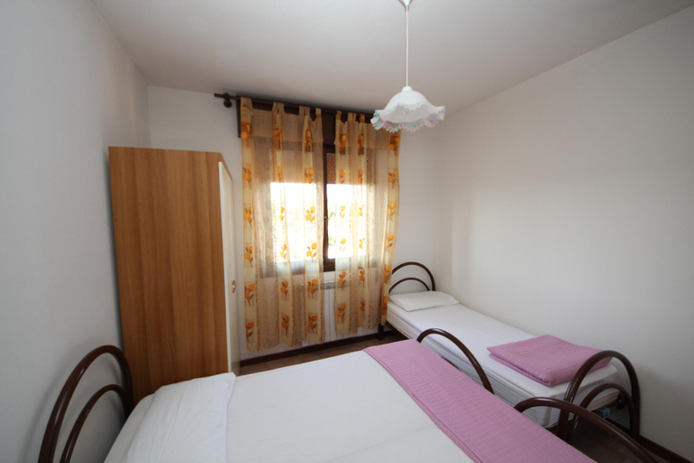 Bedroom 2, Apartment 150m from the beach and city centre, Rovigo