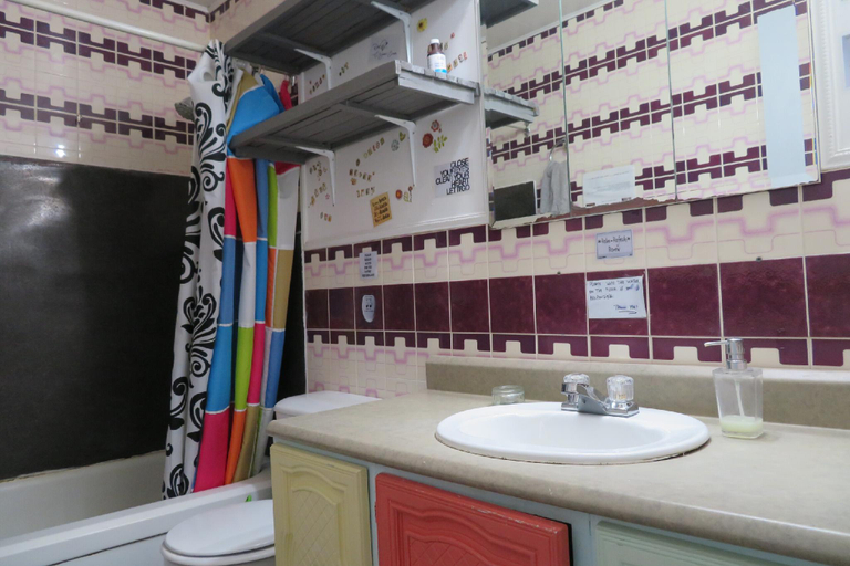 Bathroom 3, La Halte Internationale SmileKonnects, Communauté-Urbaine-de-Québec