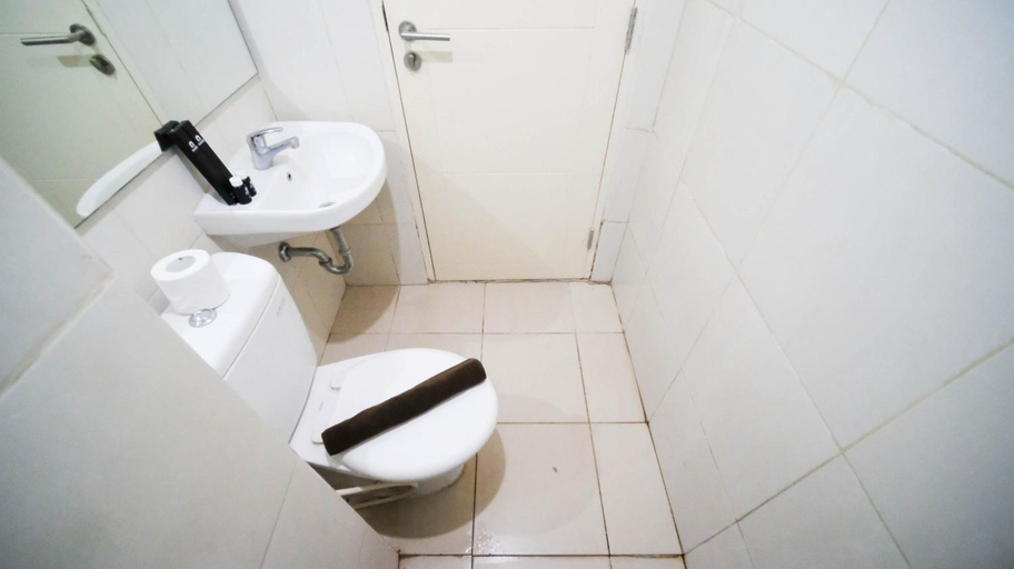 Bathroom, Cozy Stay Studio Supermall Mansion By Travelio, Surabaya